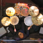 Tobias Bertram von oben am Schlagzeug